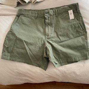 NWT 6”  sz 36 khaki Gap shorts